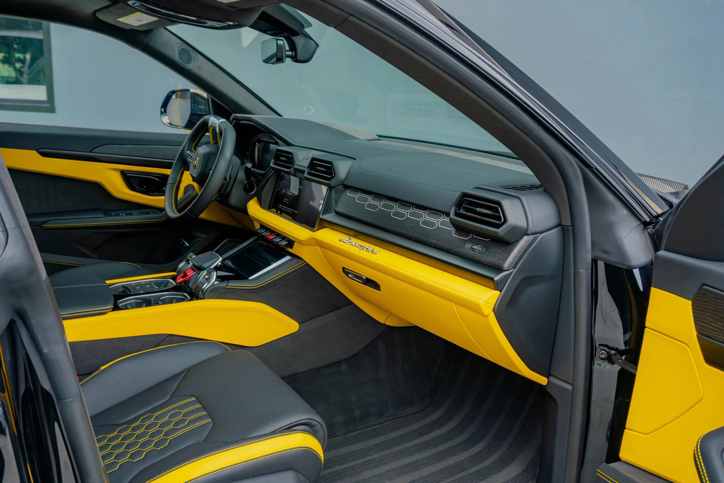 Used 2025 Lamborghini Urus SE image 16