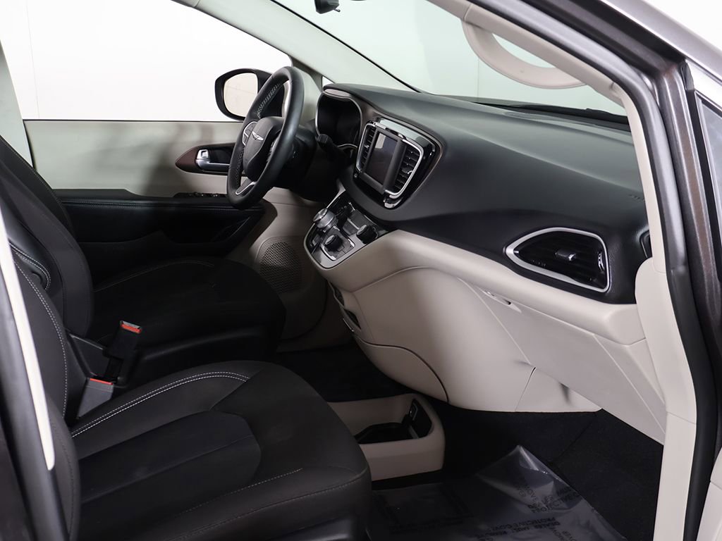 Used 2023 Chrysler Voyager LX image 21