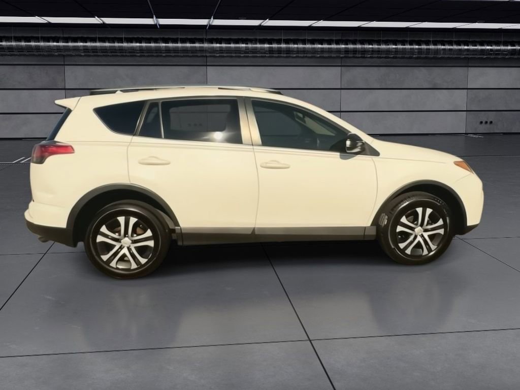 Used 2018 Toyota RAV4 LE image 9