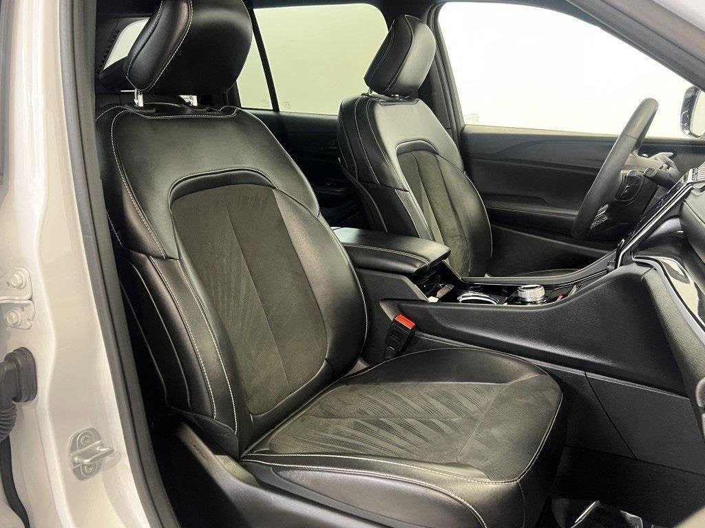 Used 2023 Jeep Grand Cherokee Altitude image 13