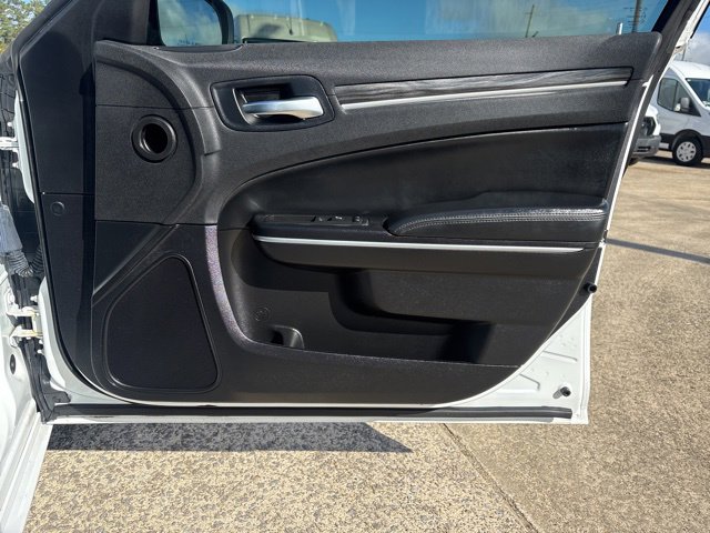Used 2022 Chrysler 300 Touring w/ Sport Appearance Package image 9