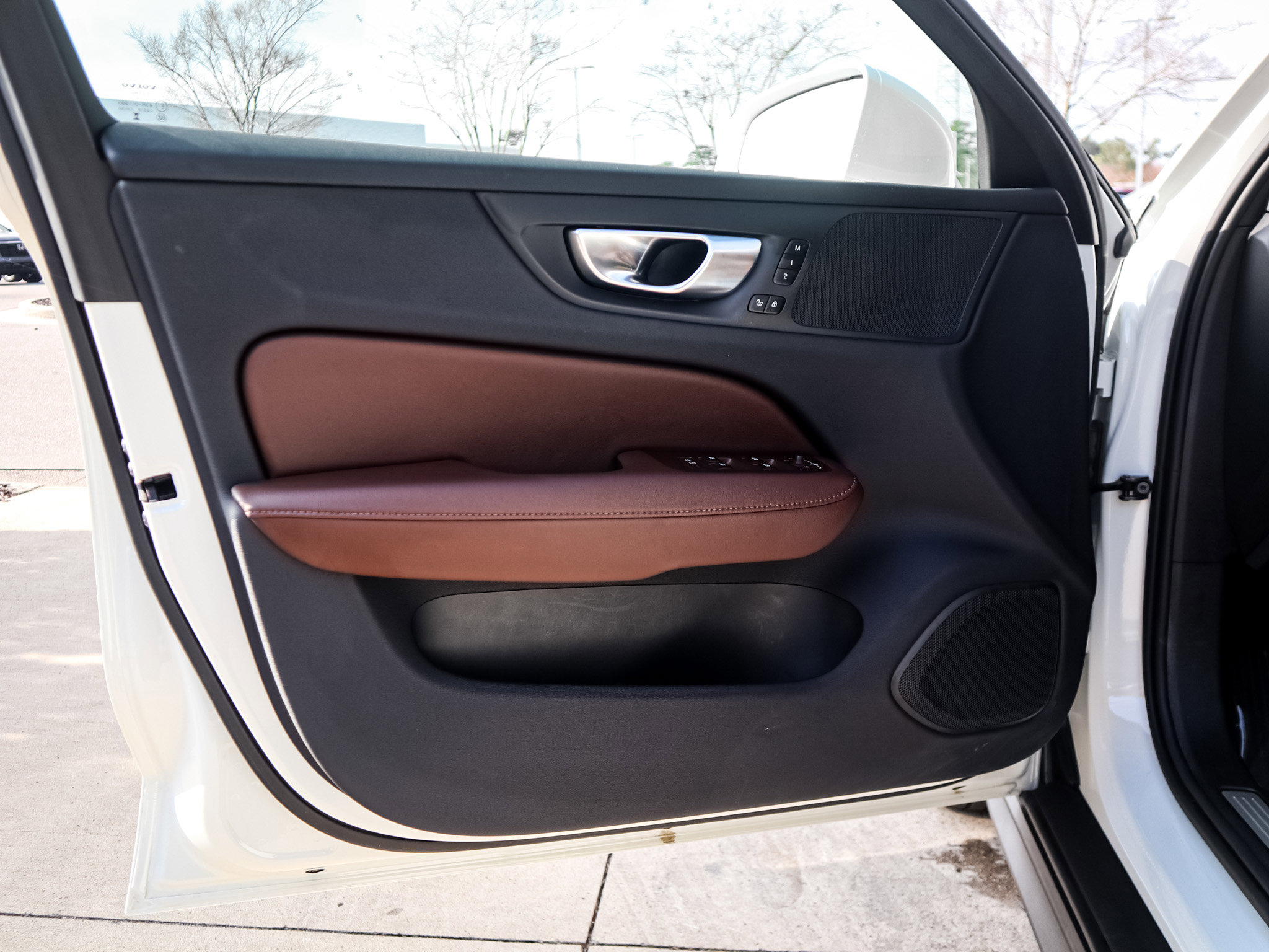 Used 2025 Volvo V60 B5 Cross Country Plus image 14