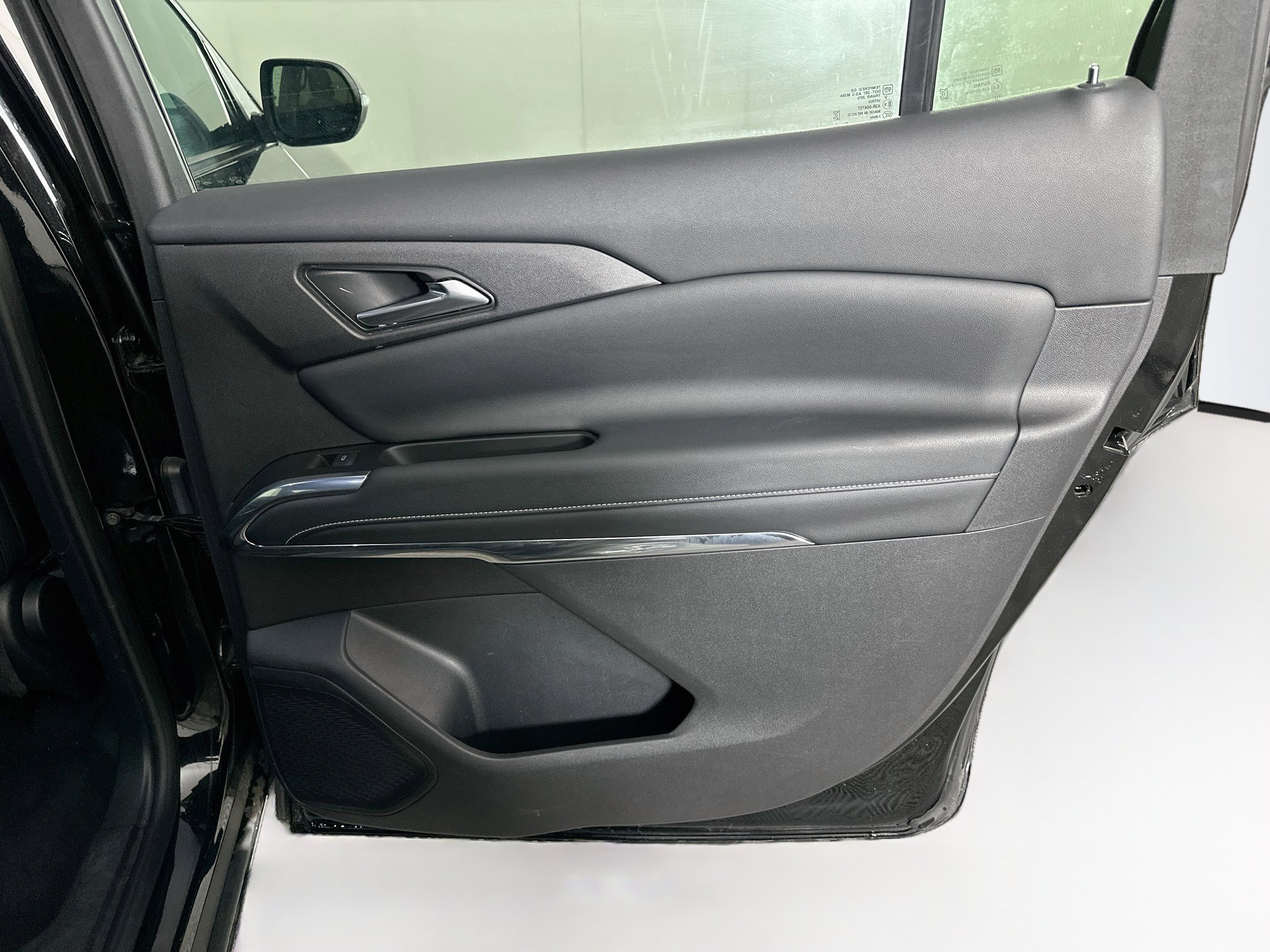 Used 2025 Chevrolet Traverse LT FWD image 31