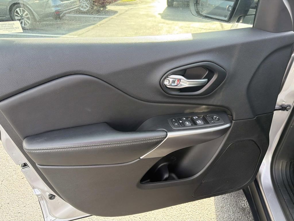 Used 2022 Jeep Cherokee Latitude Lux w/ Sun & Sound Group image 26