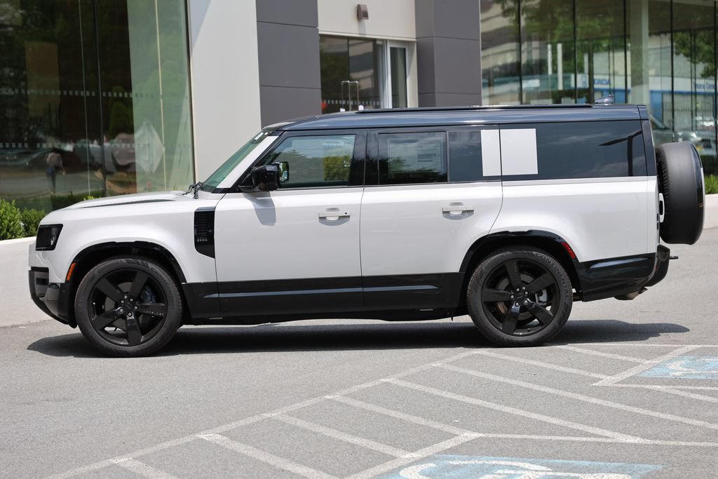 Used 2026 Land Rover Defender 130 X-Dynamic SE AWD/4WD image 2