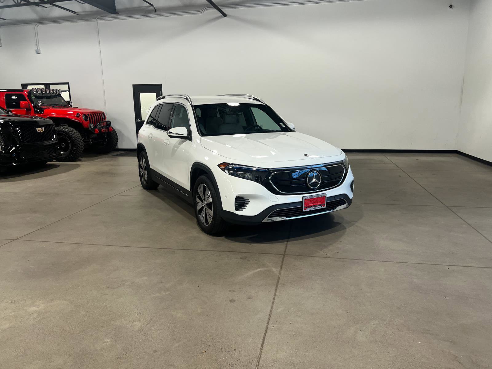 Used 2023 Mercedes-Benz EQB 300 4MATIC image 1