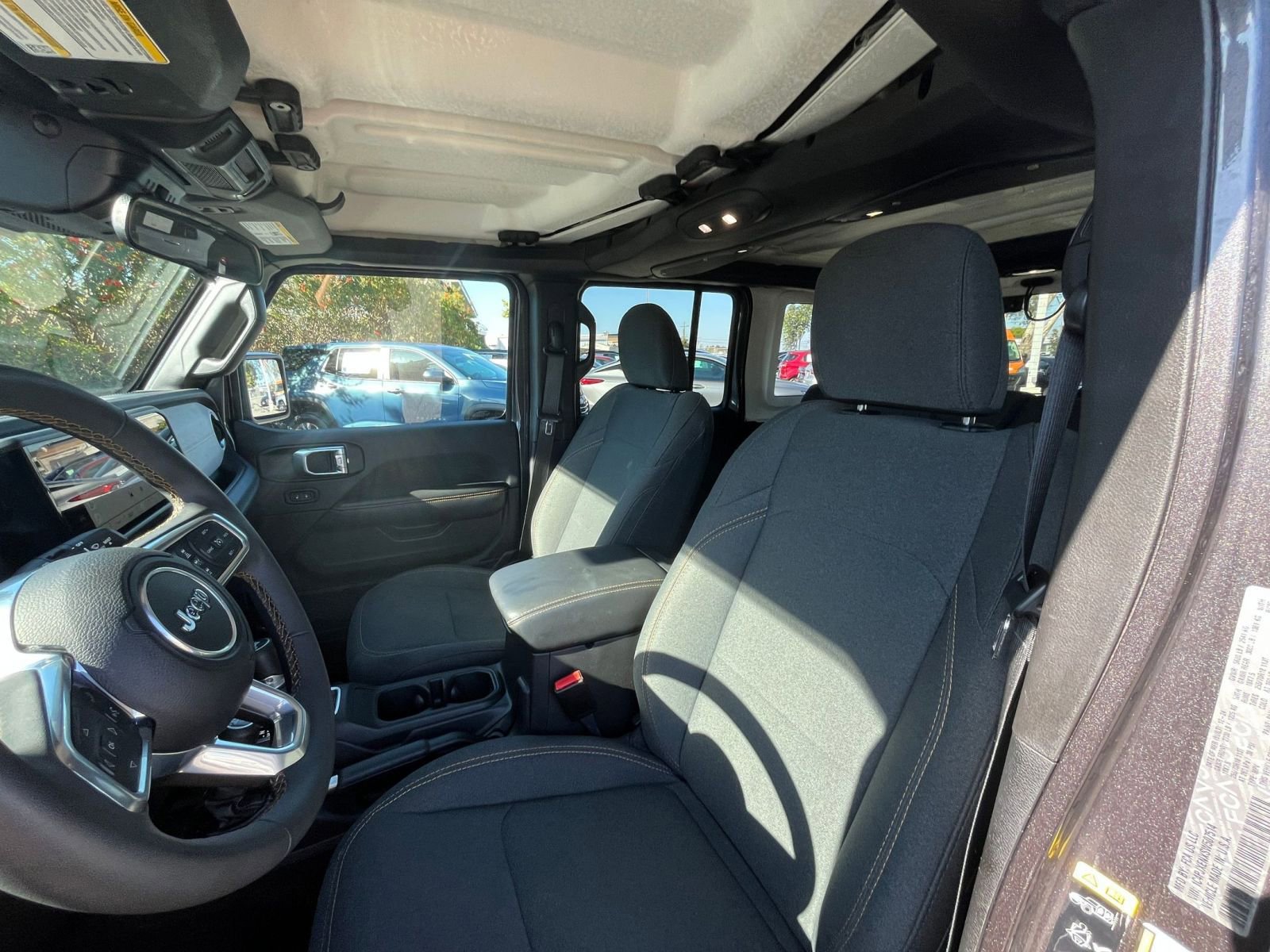 Used 2025 Jeep Wrangler Sahara image 27