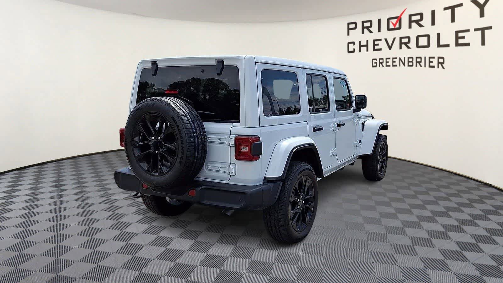 Used 2025 Jeep Wrangler Unlimited Sahara w/ Safety Group AWD/4WD image 8