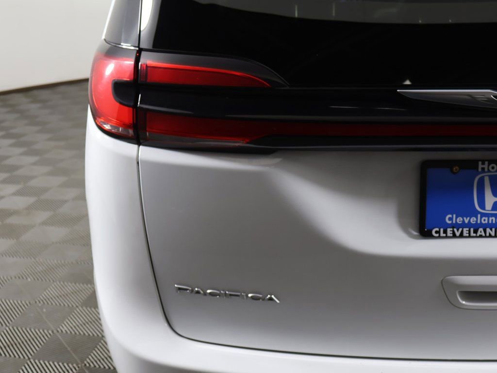 Used 2023 Chrysler Pacifica Touring-L image 16