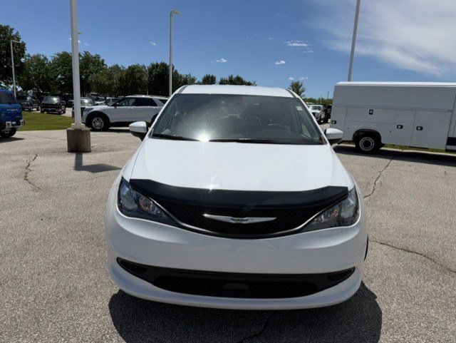 Used 2023 Chrysler Voyager LX FWD image 2