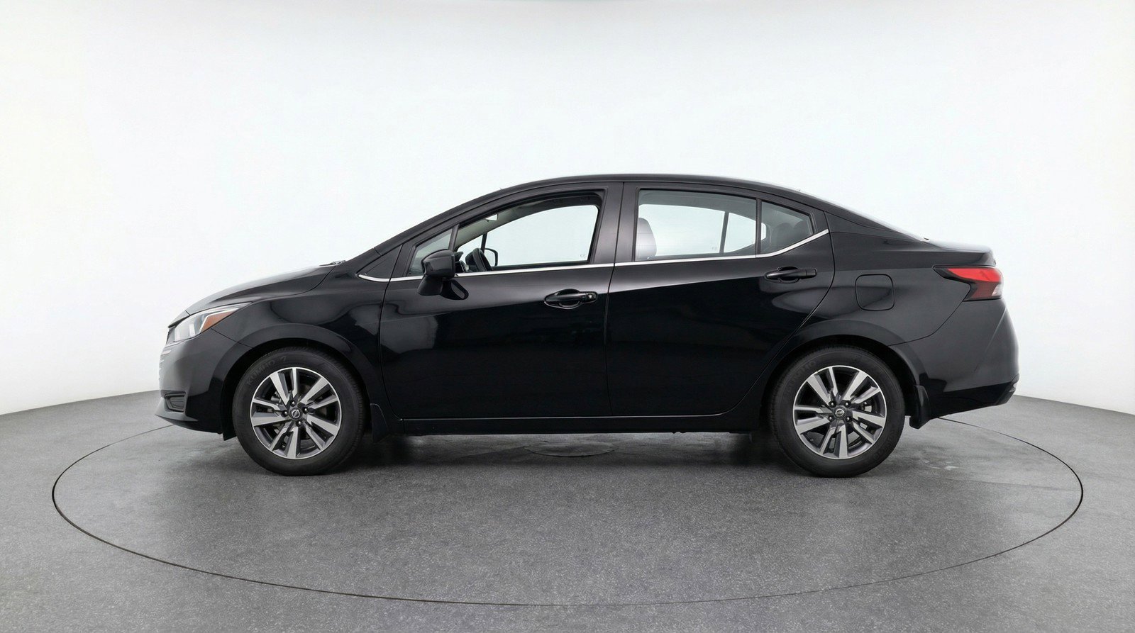 Used 2025 Nissan Versa SV FWD image 5