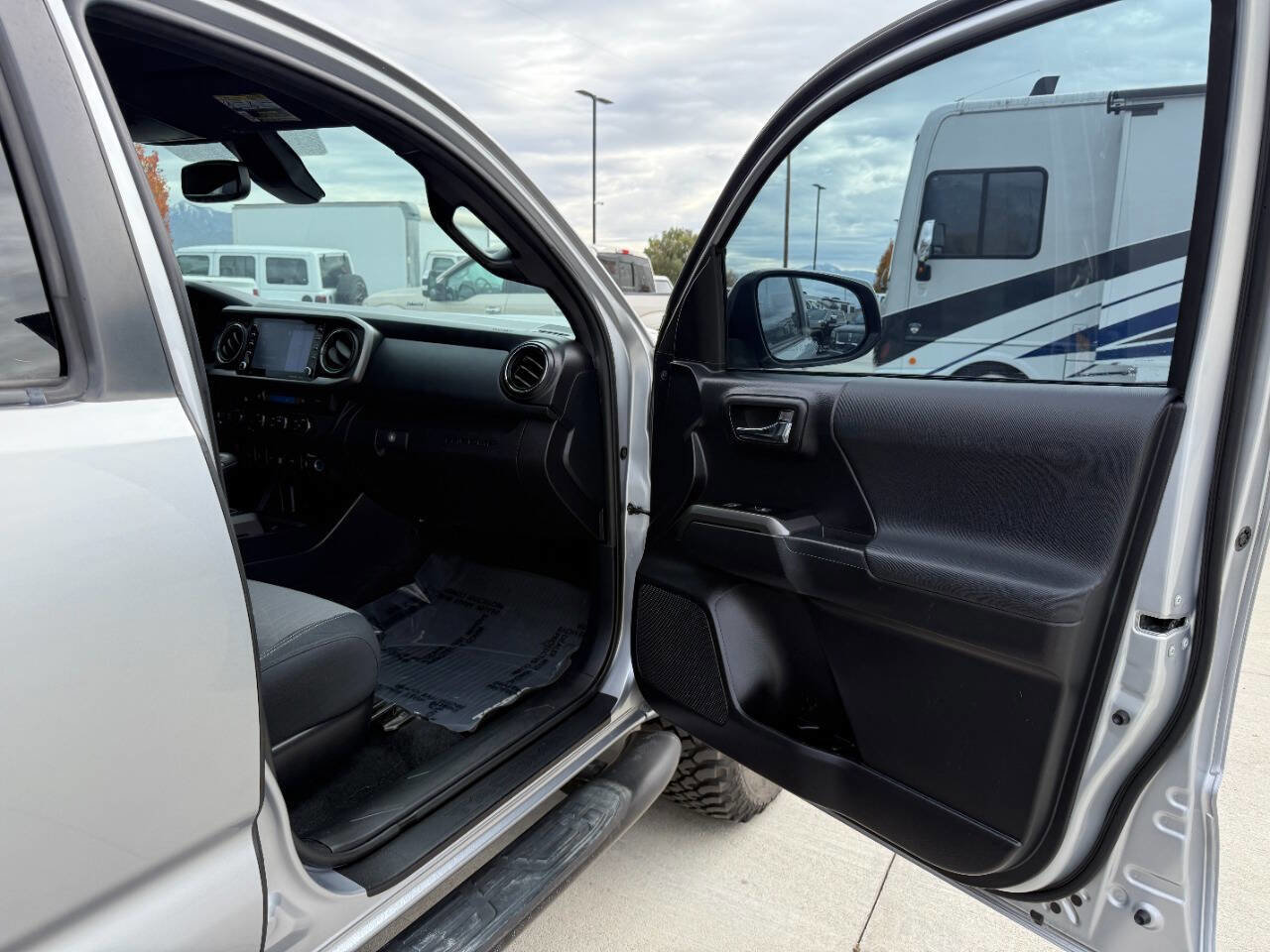 Used 2020 Toyota Tacoma TRD Sport w/ Technology Package image 25