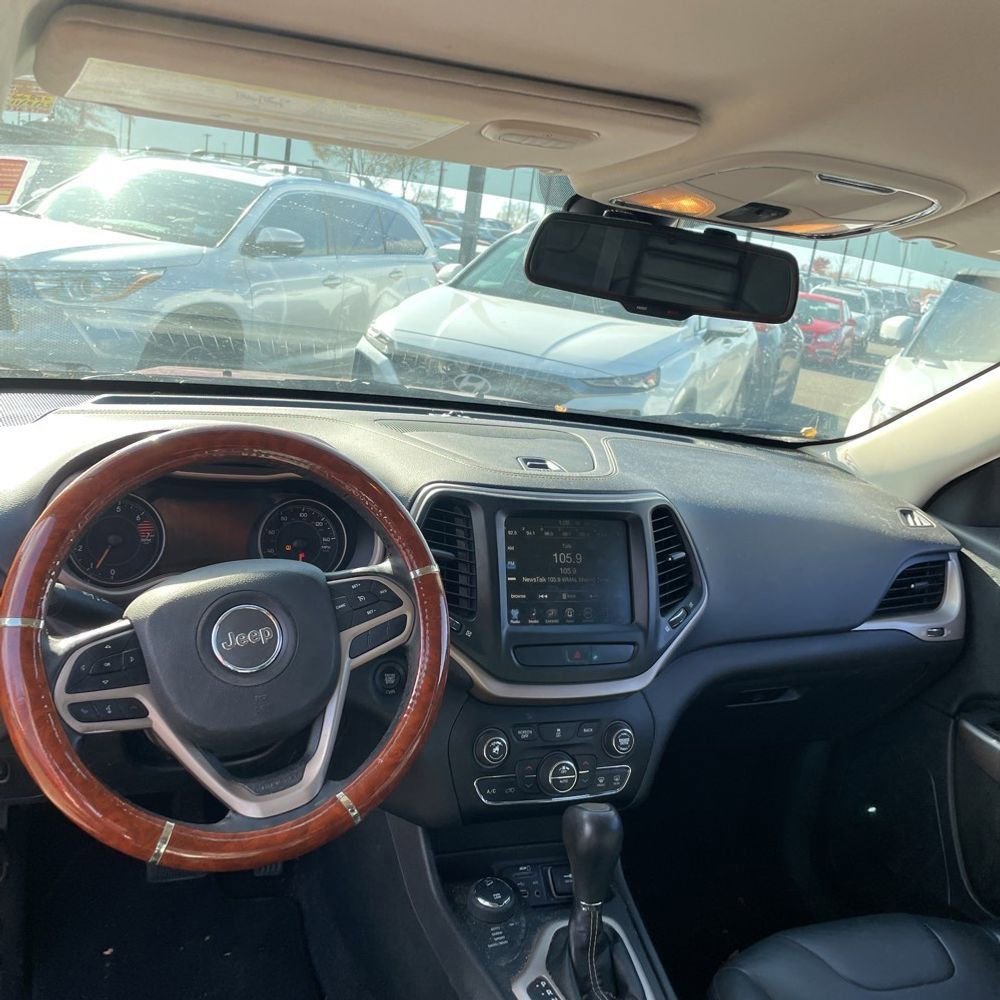 Used 2017 Jeep Cherokee Limited image 7