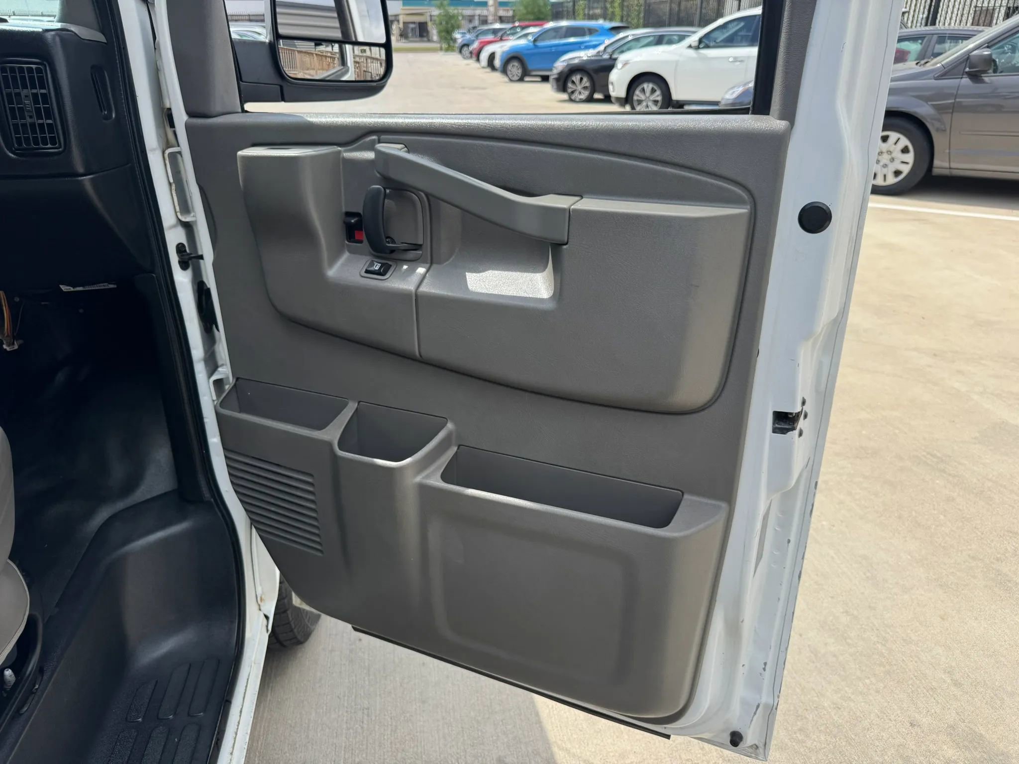 Used 2016 Chevrolet Express 3500 Extended image 32