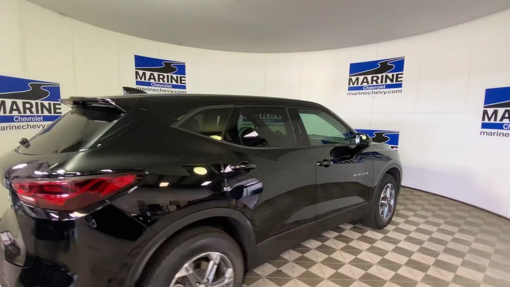 Used 2025 Chevrolet Blazer LT FWD image 2