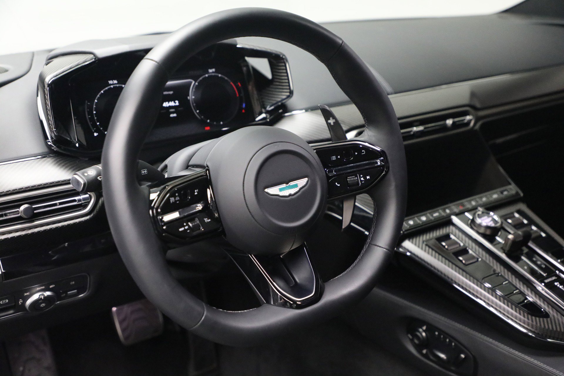 Used 2025 Aston Martin V8 Vantage Coupe image 17