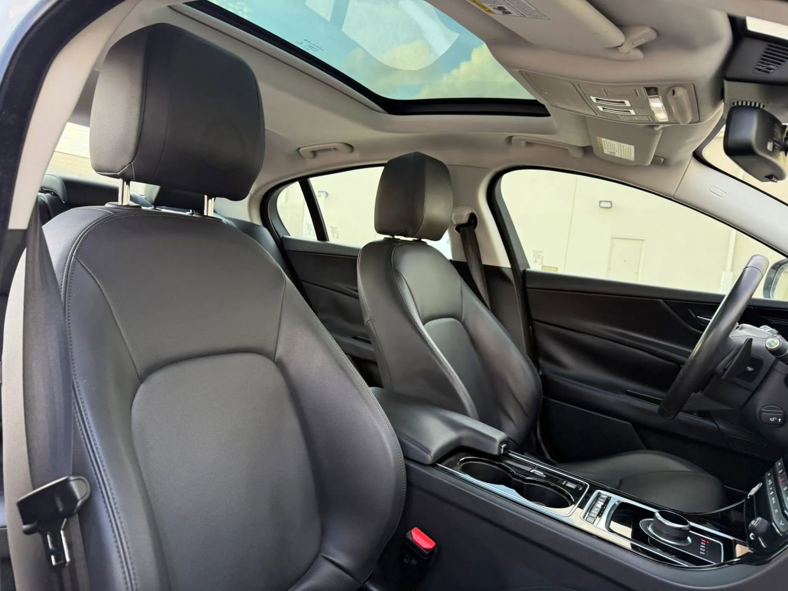 Used 2017 Jaguar XE Premium image 17