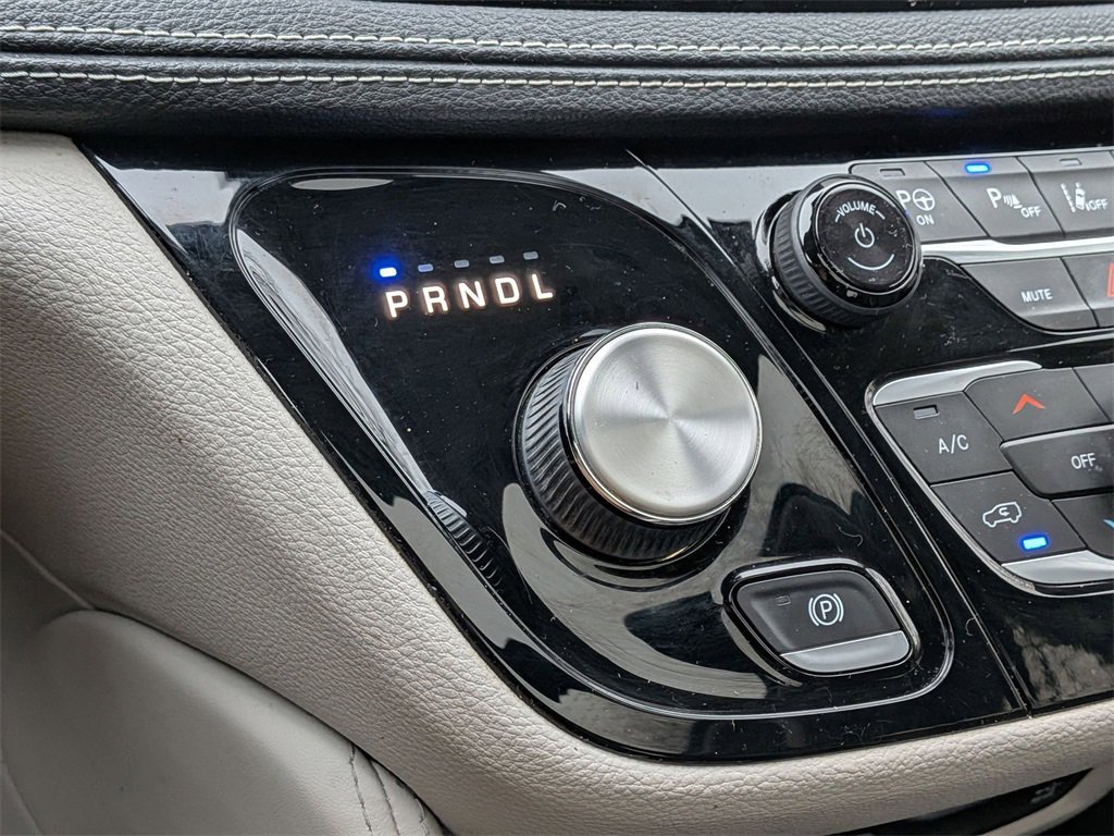 Used 2022 Chrysler Pacifica Limited w/ Uconnect Theater Family Group image 20