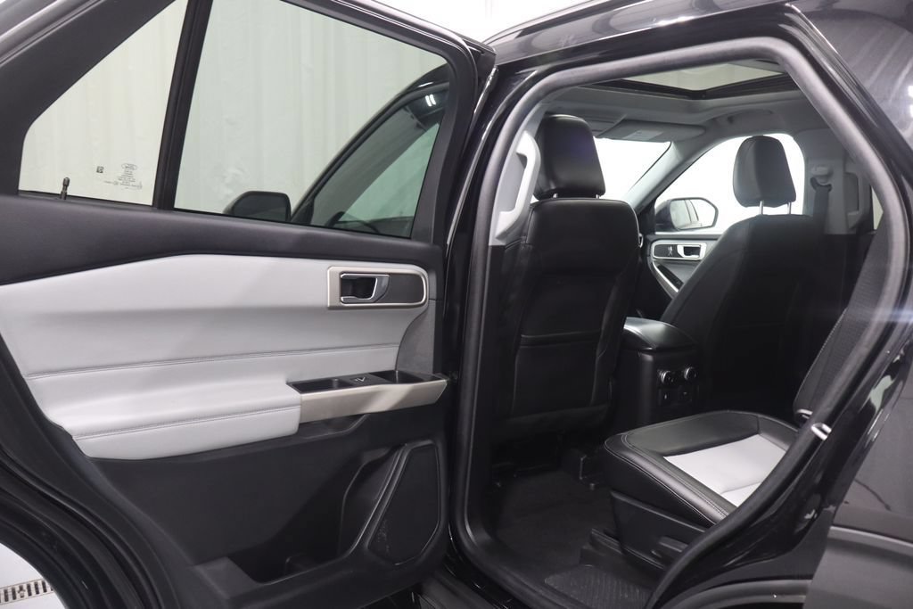 Used 2023 Ford Explorer XLT w/ Equipment Group 202A AWD/4WD image 13