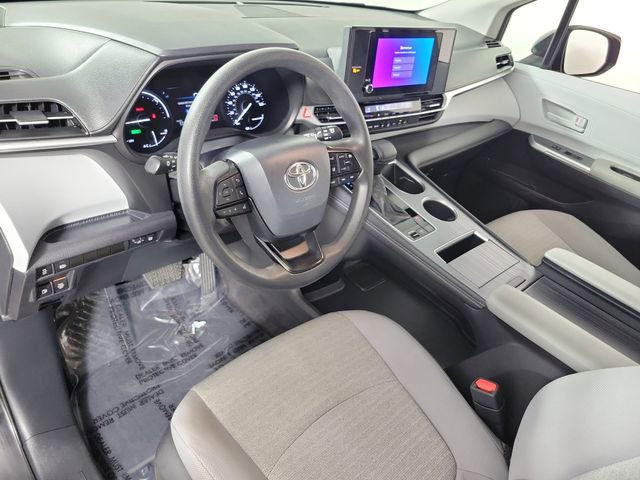 Used 2025 Toyota Sienna LE FWD image 18