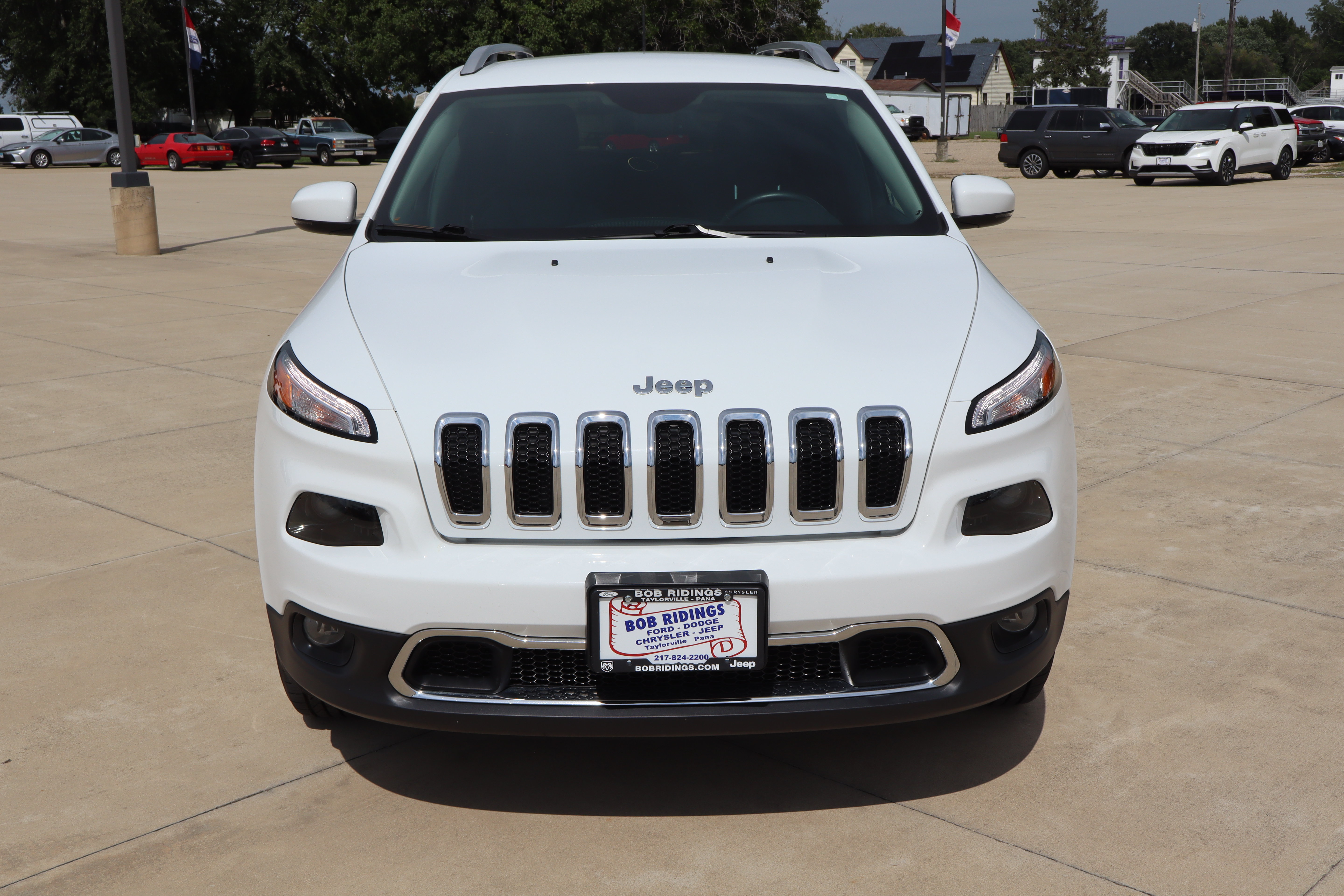Used 2017 Jeep Cherokee Limited w/ Luxury Group AWD/4WD image 2