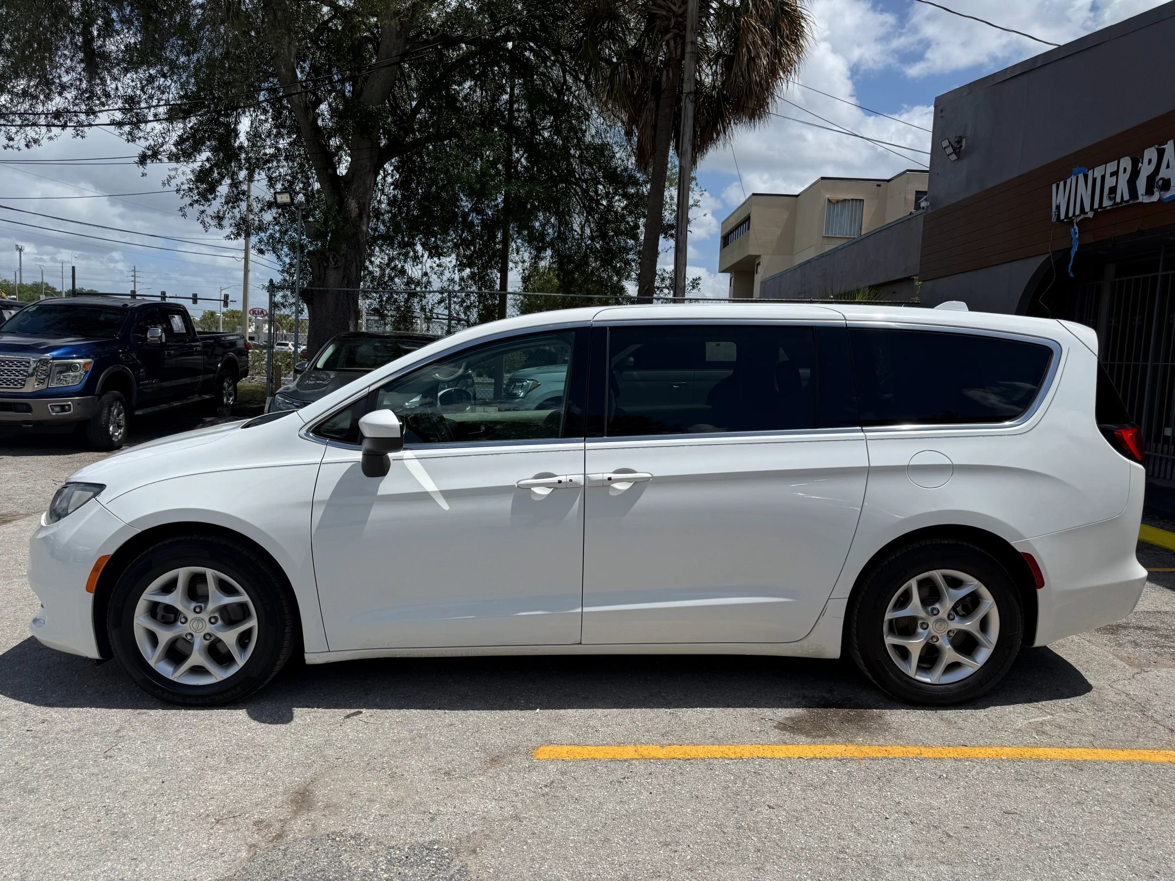 Used 2017 Chrysler Pacifica Touring FWD image 6