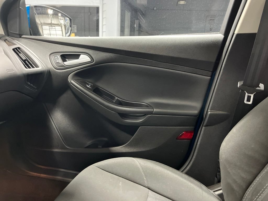 Used 2015 Ford Focus SE w/ SE Cold Weather Package FWD image 18