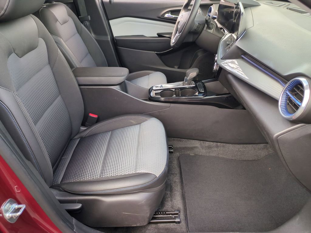 Used 2025 Chevrolet Trax LT w/ LT Convenience Package FWD image 24