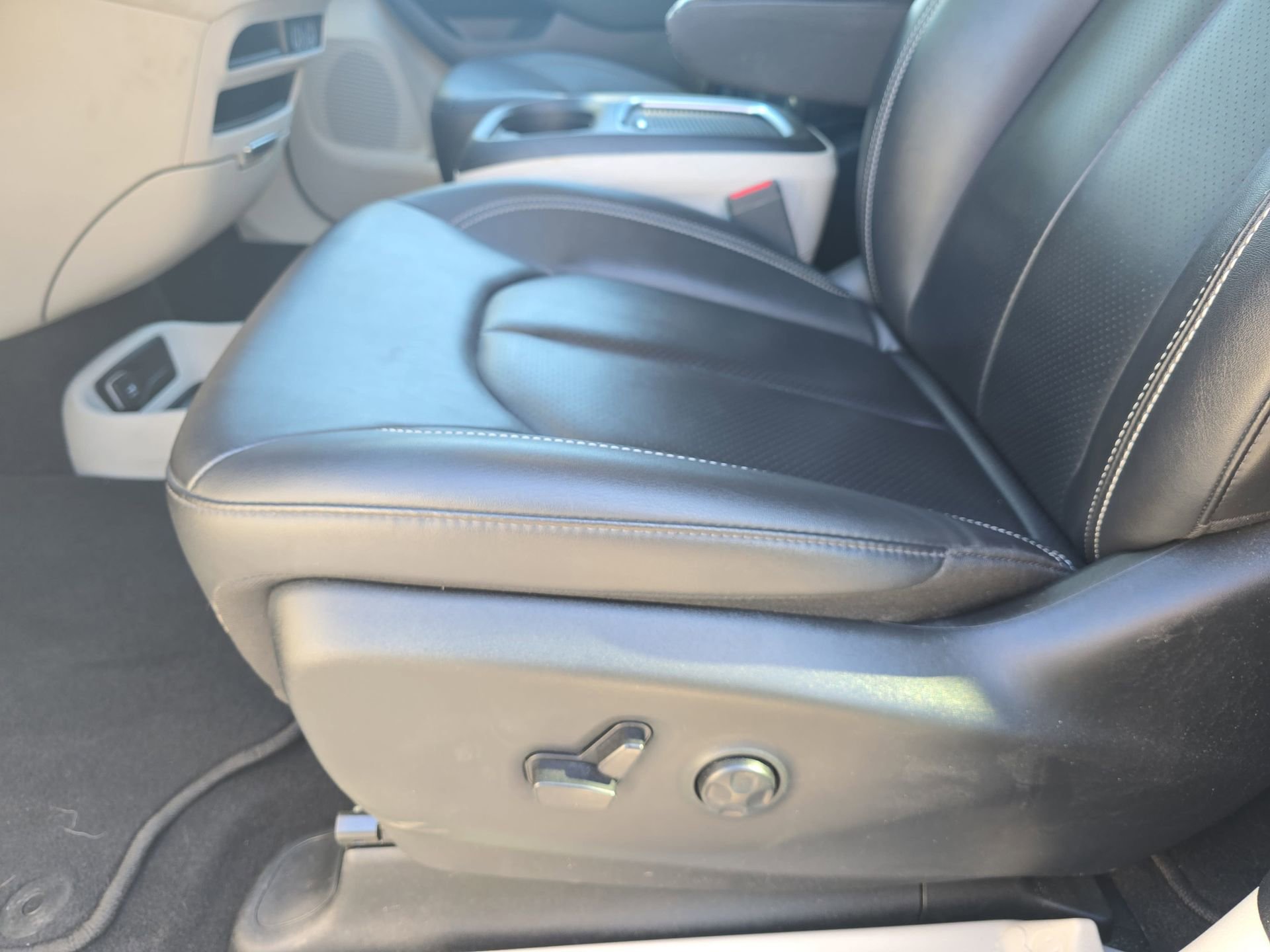 Used 2024 Chrysler Pacifica Touring-L FWD image 28