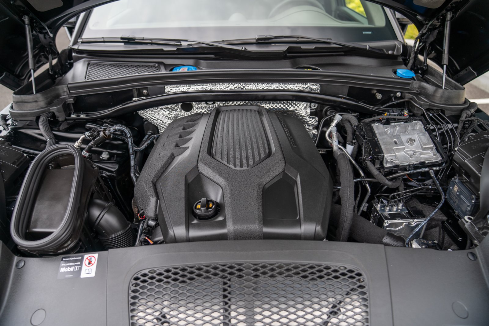 Certified 2026 Porsche Macan AWD/4WD image 27