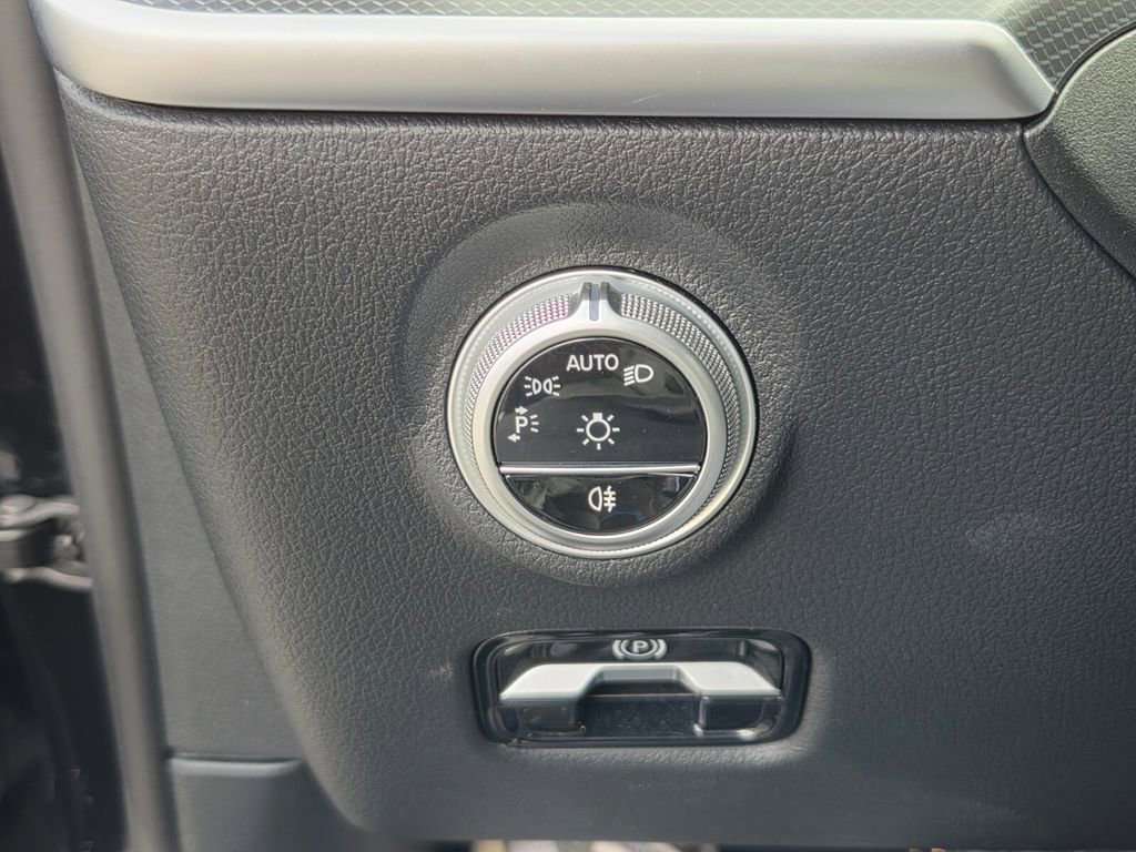 Used 2025 Mercedes-Benz C 300 Sedan image 25