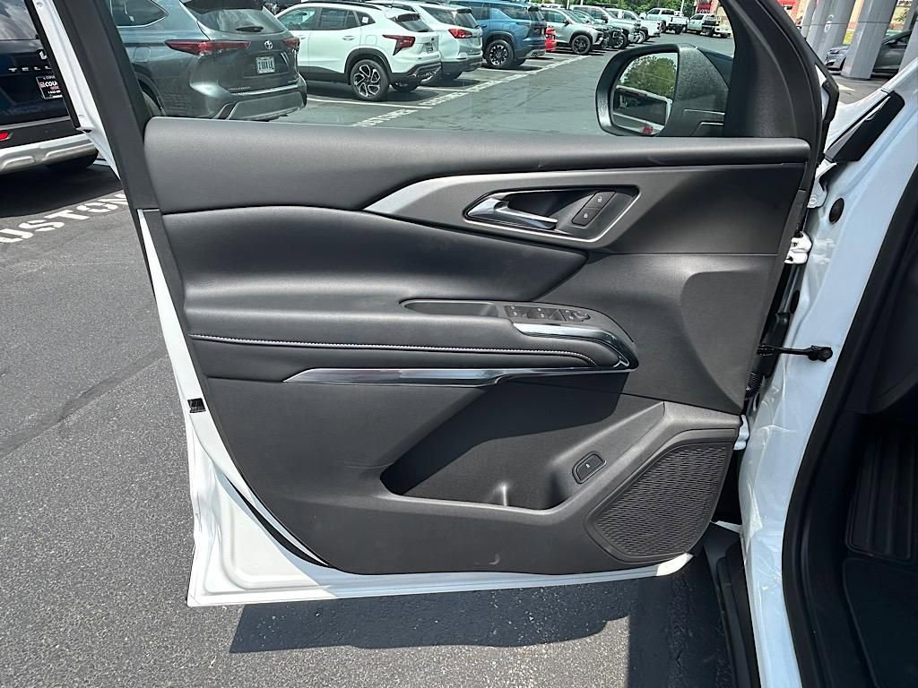 New 2025 Chevrolet Traverse LT w/ Driver Confidence Package image 12