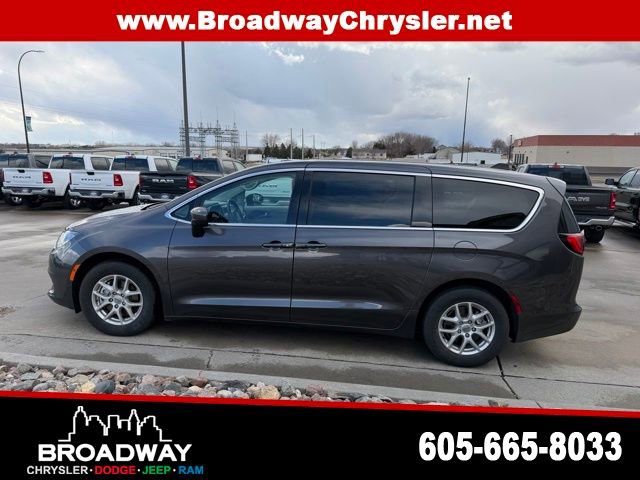 Used 2023 Chrysler Voyager LX image 4