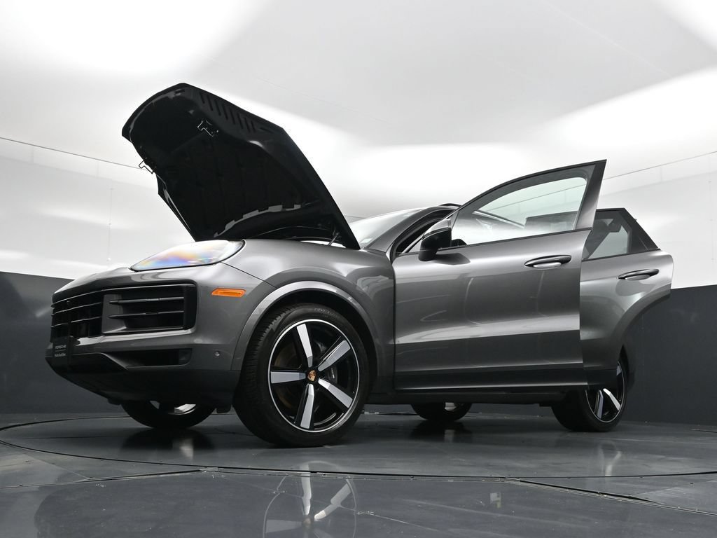 Certified 2025 Porsche Cayenne AWD/4WD image 36
