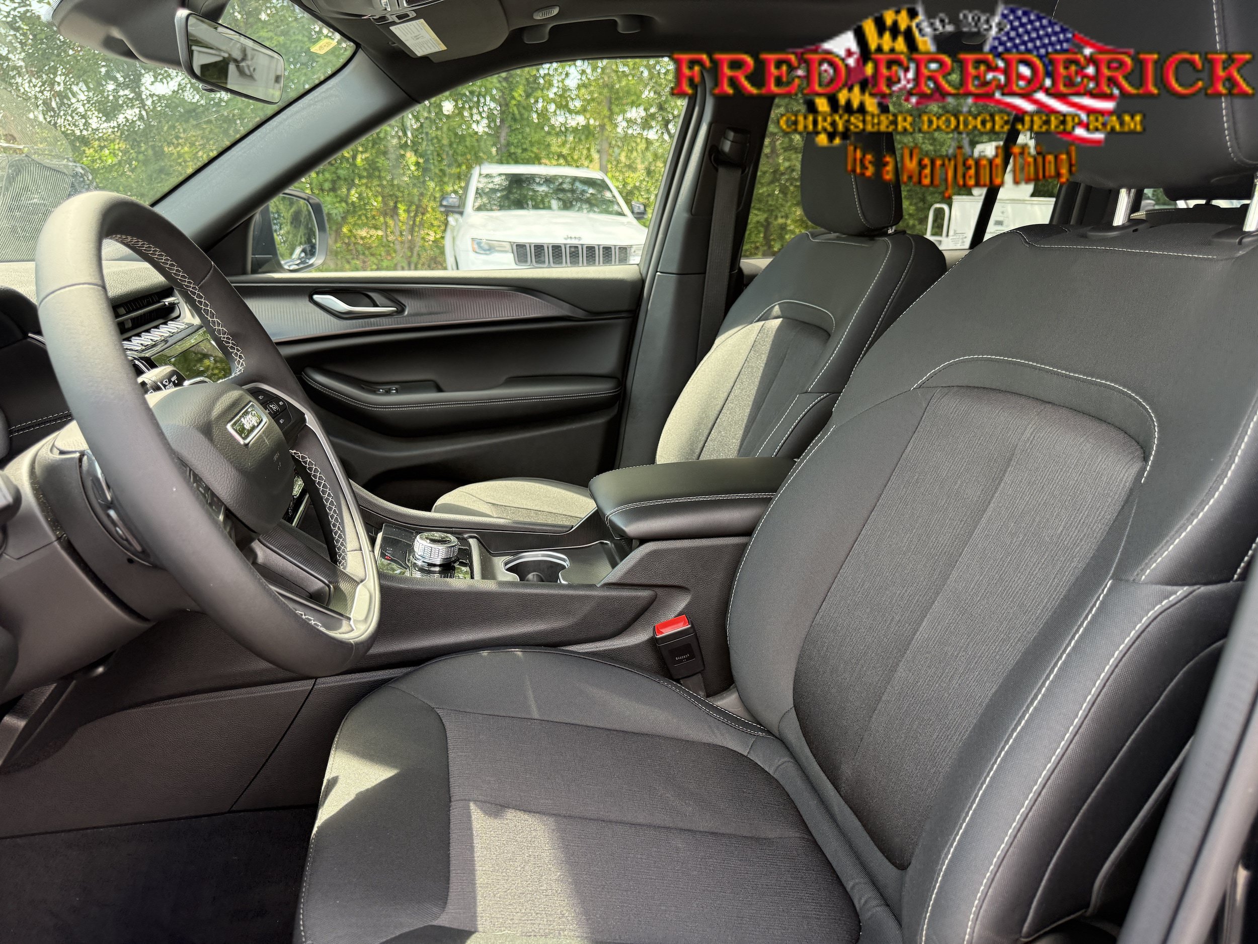 Used 2025 Jeep Grand Cherokee Laredo X AWD/4WD image 15
