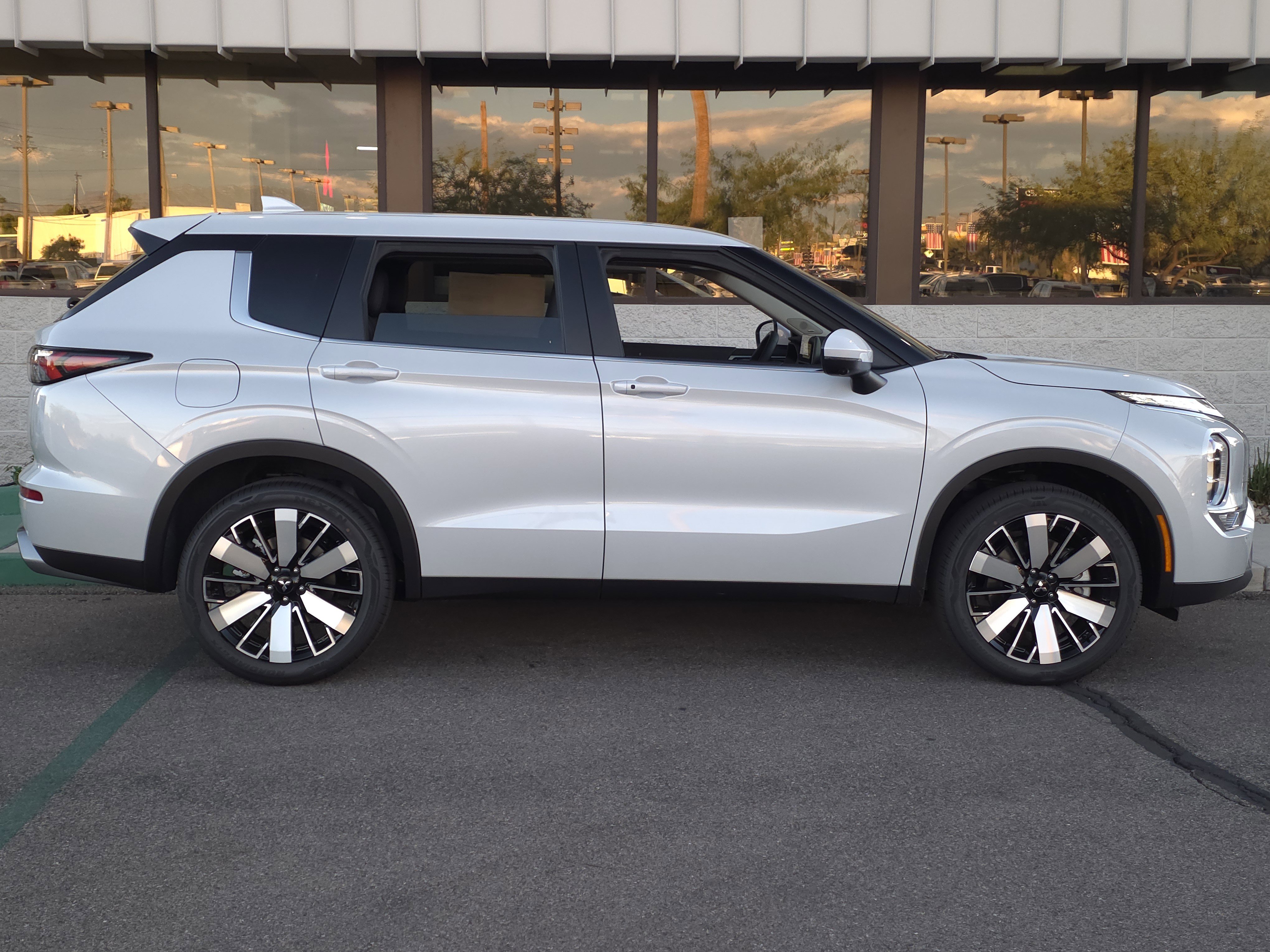 New 2025 Mitsubishi Outlander SE image 6