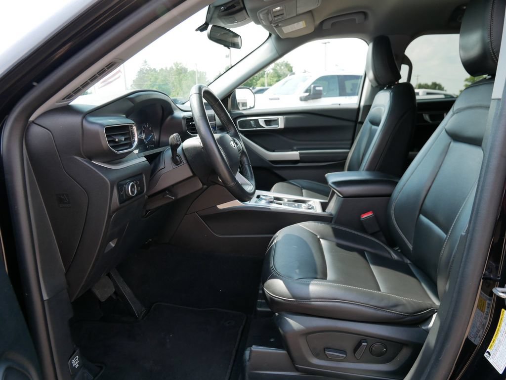 Used 2024 Ford Explorer XLT w/ Equipment Group 202A AWD/4WD image 9