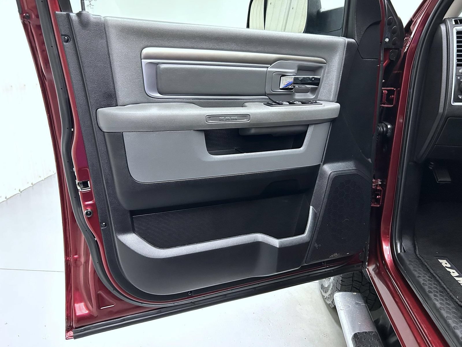 Used 2016 RAM 2500 SLT w/ Cold Weather Group AWD/4WD image 9