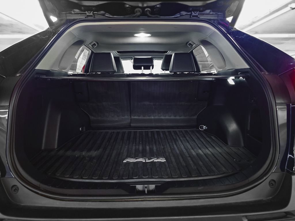 Used 2022 Toyota RAV4 XLE Premium image 9