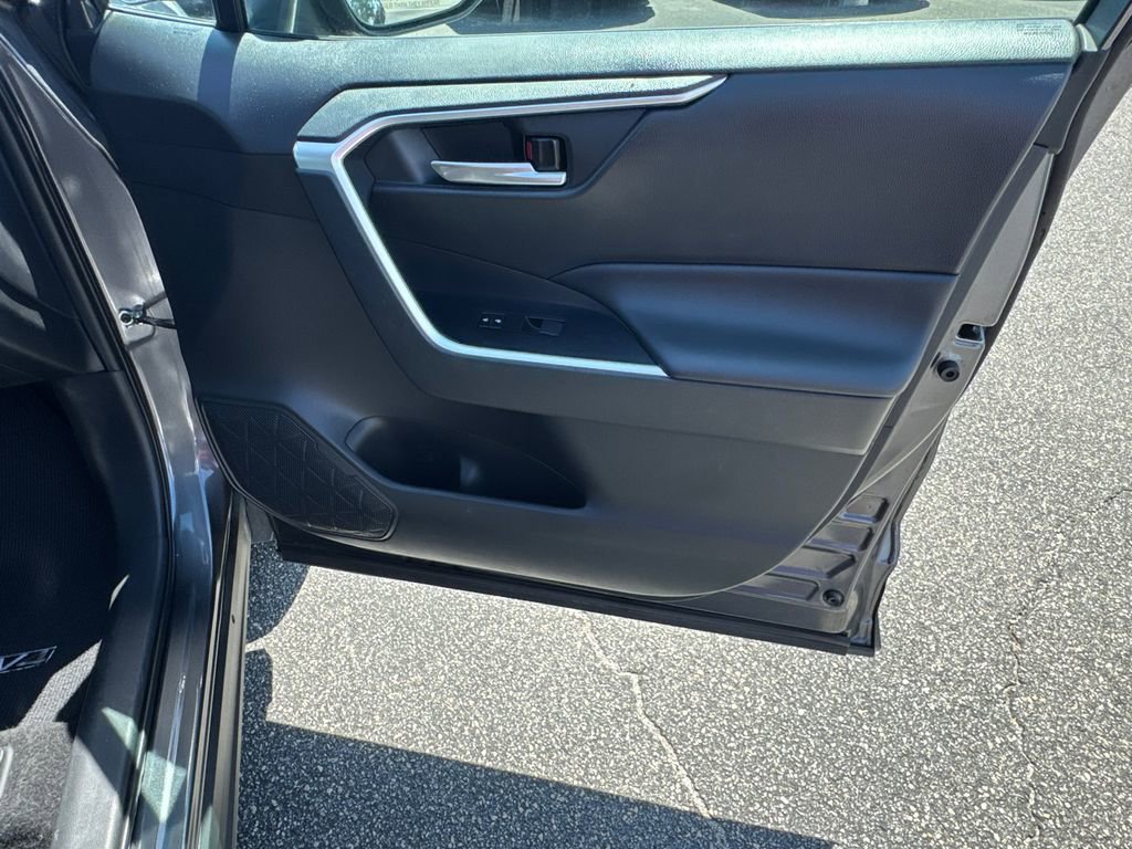 Used 2021 Toyota RAV4 XLE w/ Convenience Package FWD image 14