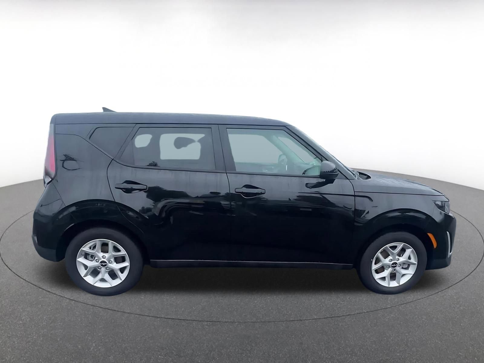 Used 2025 Kia Soul LX w/ LX Technology Package FWD image 16