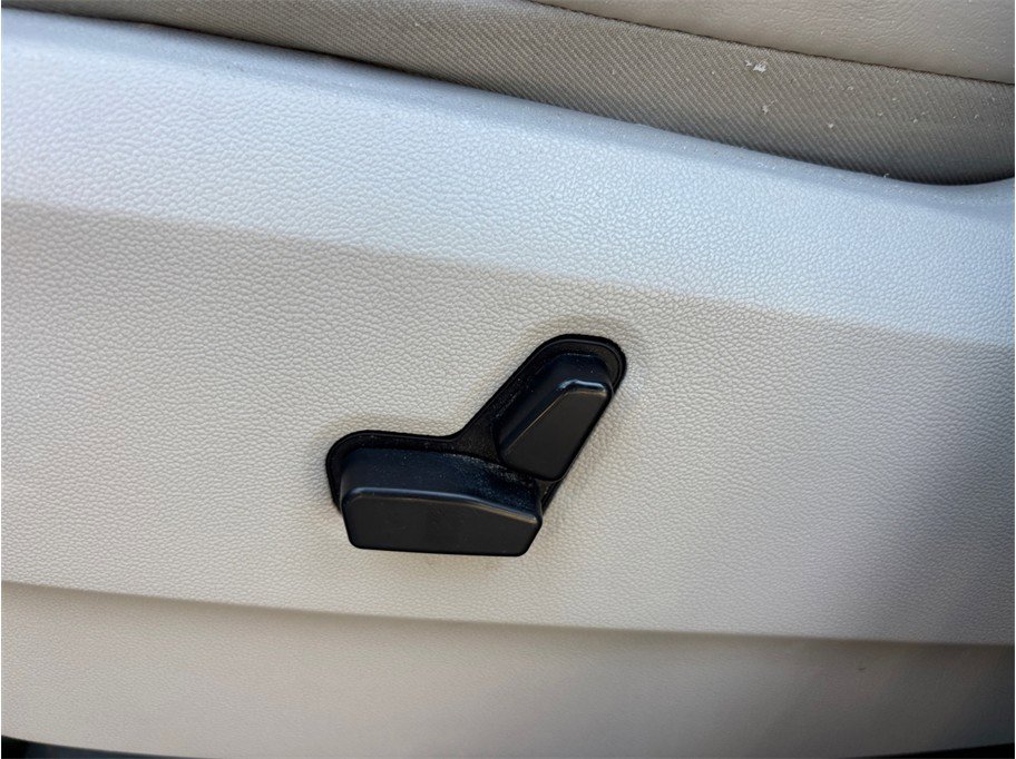 Used 2010 Chrysler Town & Country Limited image 17