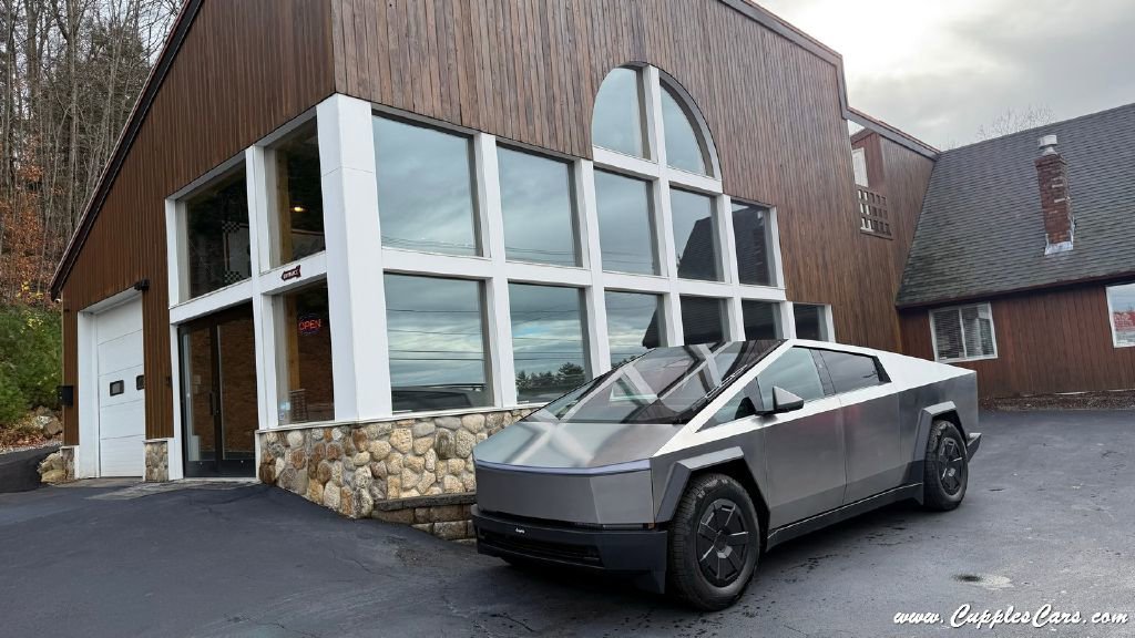 Used 2025 Tesla Cybertruck AWD Crew Cab image 52