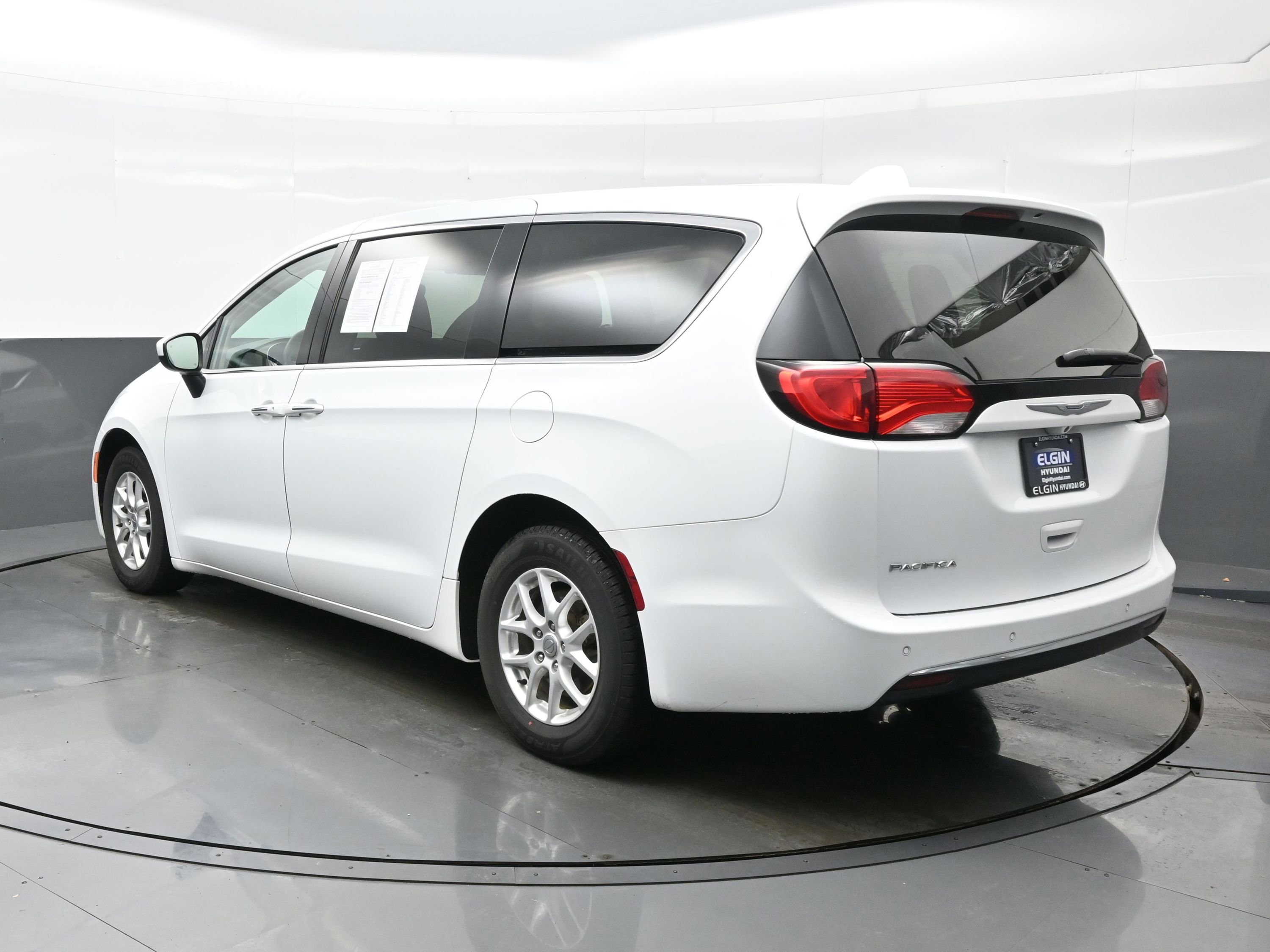 Used 2017 Chrysler Pacifica Touring Plus image 4