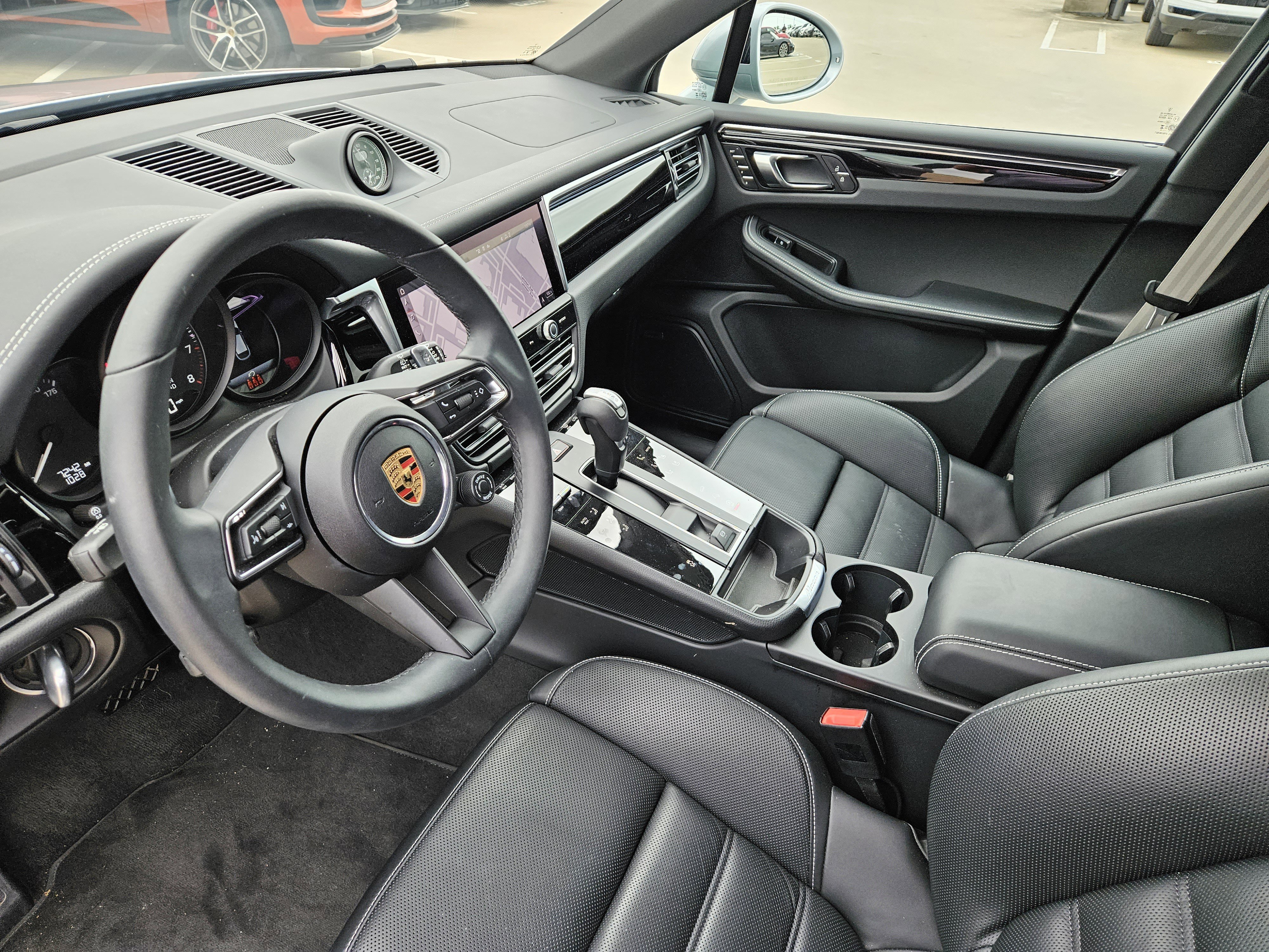 Certified 2025 Porsche Macan image 4