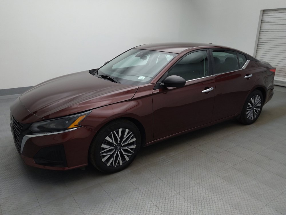 Used 2025 Nissan Altima 2.5 SV FWD image 2