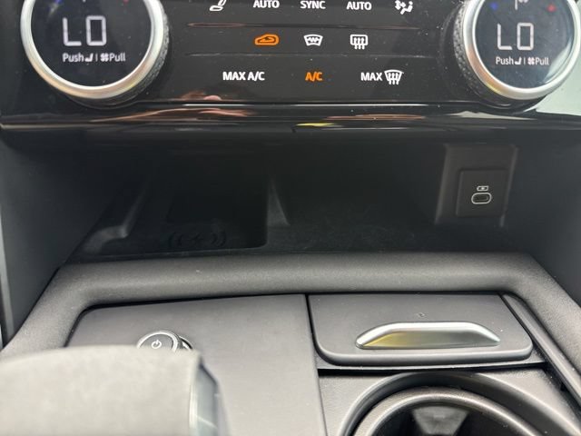 Used 2024 Land Rover Discovery Metropolitan Edition AWD/4WD image 33