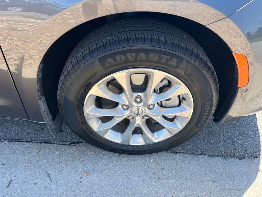 Used 2021 Chrysler Pacifica Touring-L w/ Premium & Safety Sphere Group AWD/4WD image 12