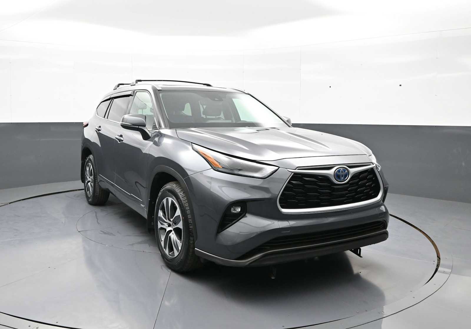 Used 2022 Toyota Highlander XLE AWD/4WD image 2