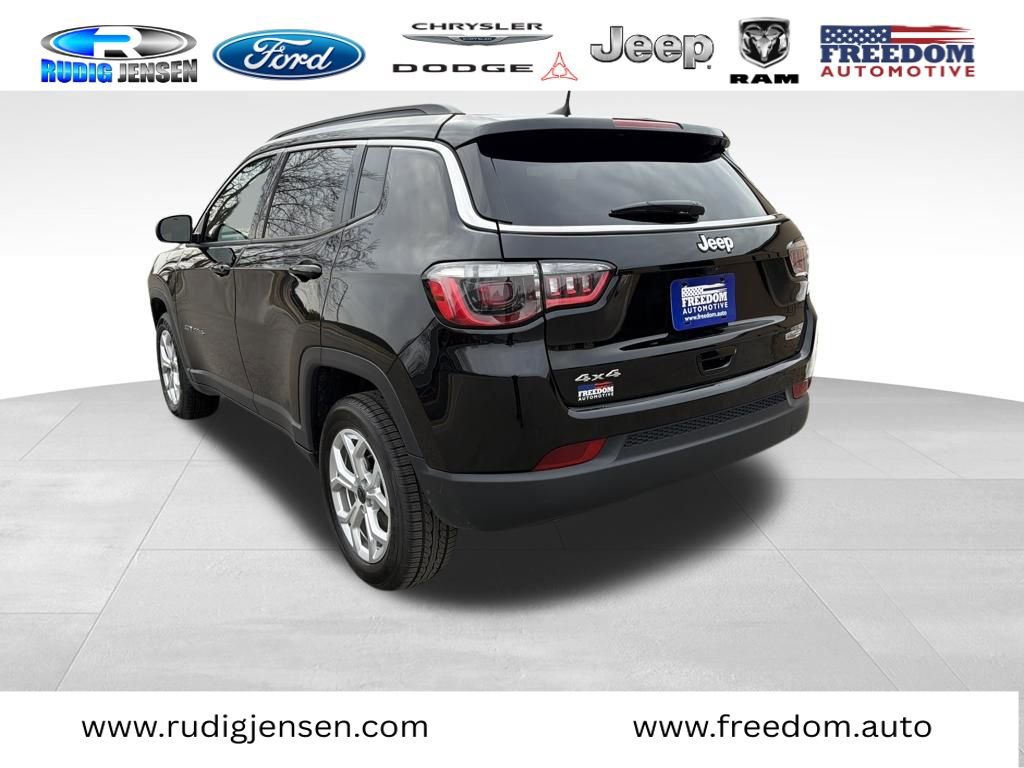 Used 2025 Jeep Compass Latitude w/ Sun & Sound Group image 3